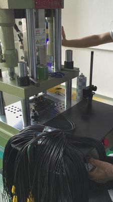 Plastik 30 Ton Enjeksiyon Kalıplama Makinesi Dikey 50 G/S Enjeksiyon Hızı ve 1 Ejektorla