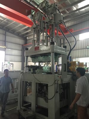 400mm Açık Vuruş Merkezi Kule İki Renkli Plastik Enjeksiyon Kalıplama Makinesi 240T JTT2V3R-2400