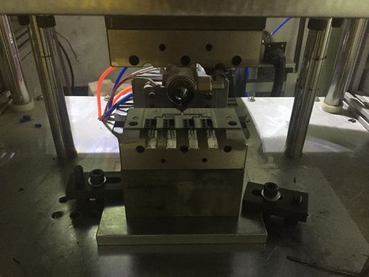 56g Düşük Basınçlı Sıcak Erimiş Yapışkan Enjeksiyon Kalıplama Makinesi Çift İstasyonlu