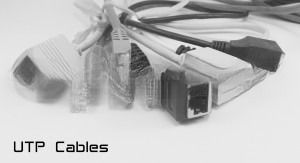 Yüksek hassasiyetli 15 Ton enjeksiyon kalıplama makinesi USB/MICRO konektörü için dikey