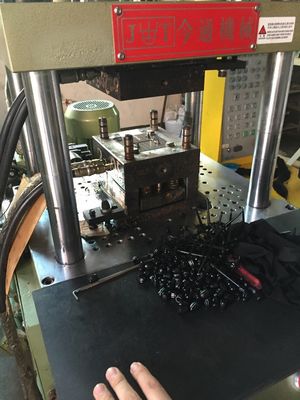 35T Plastik Dikey Enjeksiyon Kalıplama Makinesi Max Gündüz 340/280mm Çip Otomatik için