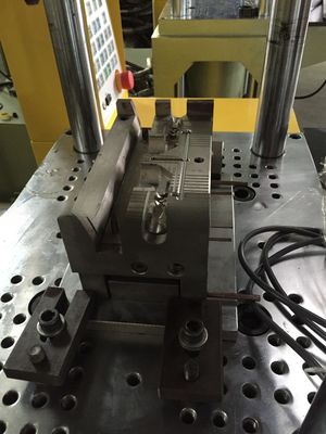 35T Plastik Dikey Enjeksiyon Kalıplama Makinesi Max Gündüz 340/280mm Çip Otomatik için