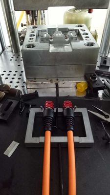 45T Plastik Dikey Enjeksiyon Kalıplama Makinesi 110 Cm3 PVC Koruyucu için Teorik Çekim Hacmesi