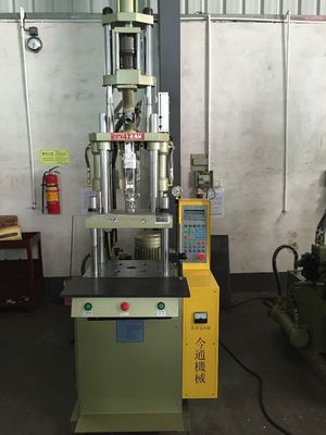 Küçük Mini Plastik Dikey Enjeksiyon Kalıplama Makinesi 30 Ton 25mm vida çapı