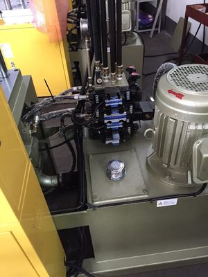 Küçük Mini Plastik Dikey Enjeksiyon Kalıplama Makinesi 30 Ton 25mm vida çapı