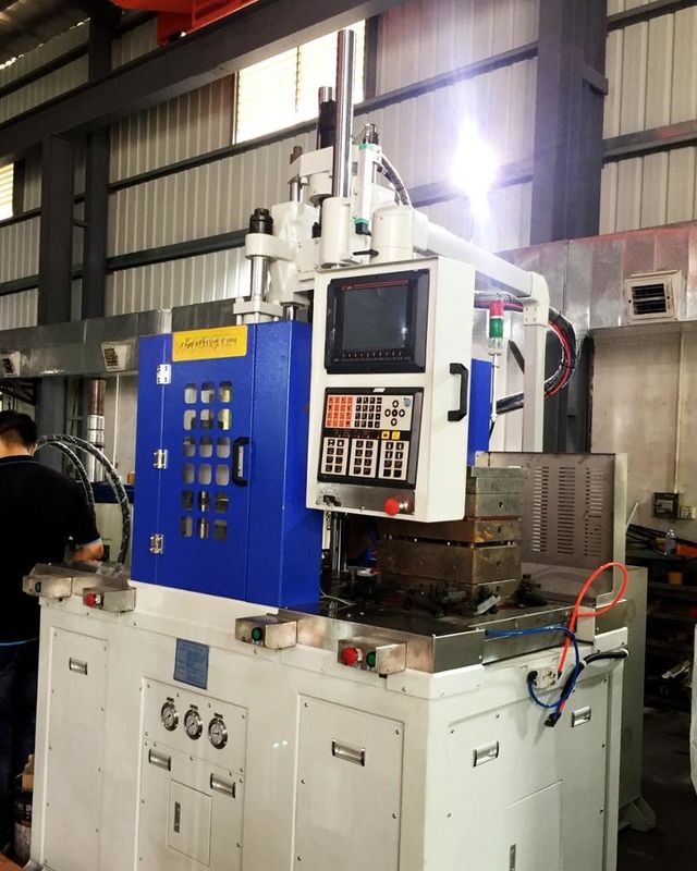 120T Çift Kaydırma Masası Yüksek Hacimli Üretim için Dikey Enjeksiyon Kalıplama Makinesi